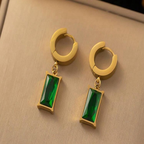 Green Zirconia Set Including French-style Knife Blade Pendant Necklace - Picture 4 of 4